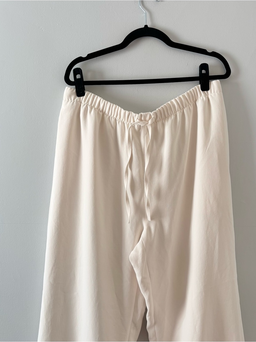 Aritzia The Lodge Pant Crepette Elastic Waist High Rise Drape Light Birch White - Picture 4 of 7